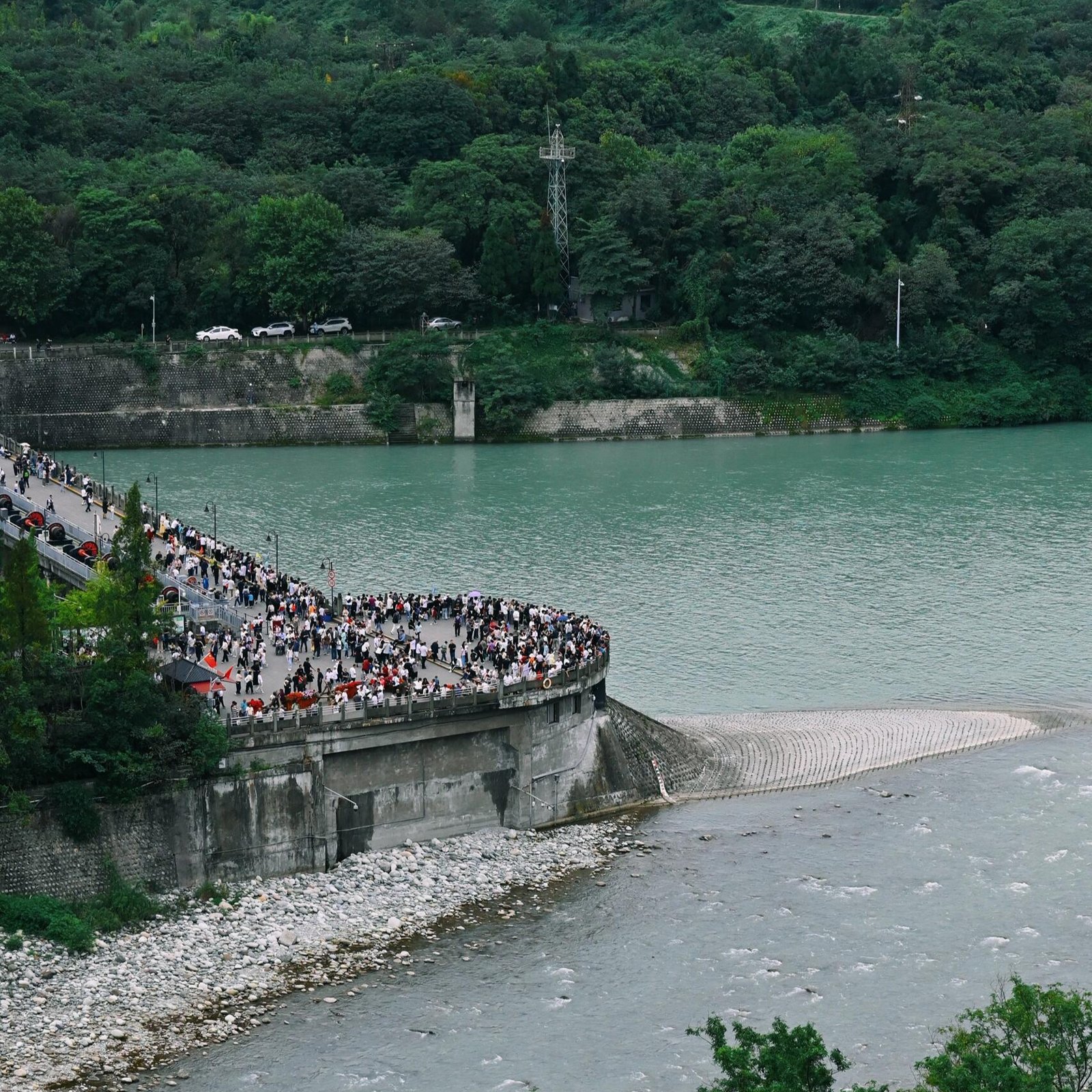 都江堰魚嘴分水堤全貌